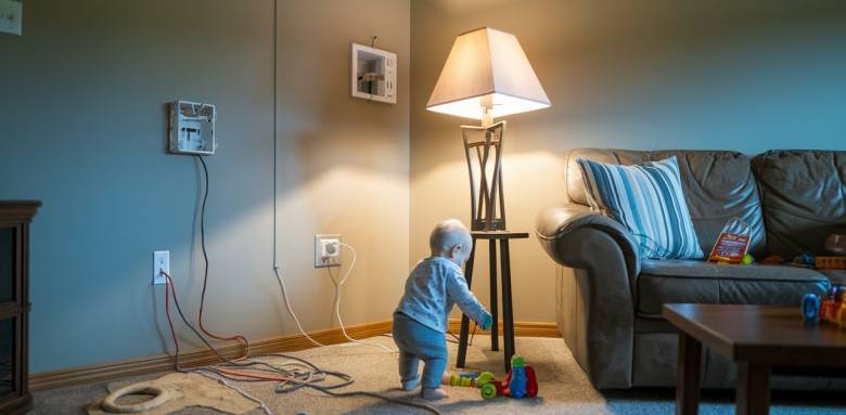 Prévenir les accidents domestiques découvrez les mesures essentielles pour protéger vos enfants des risques électriques à la maison.