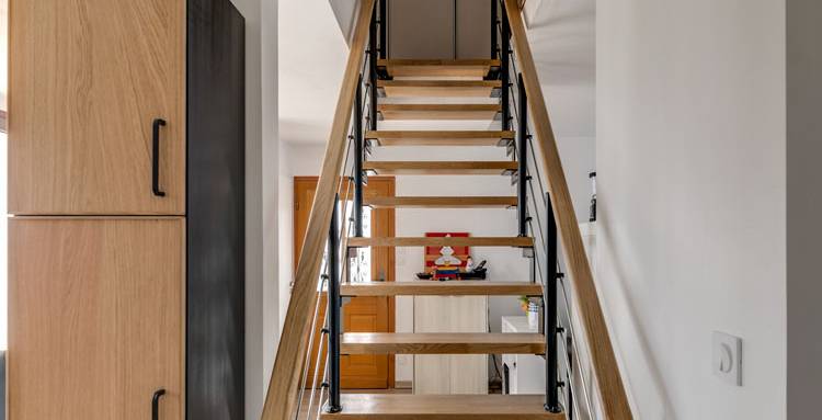 Installation d'un escalier en bois 