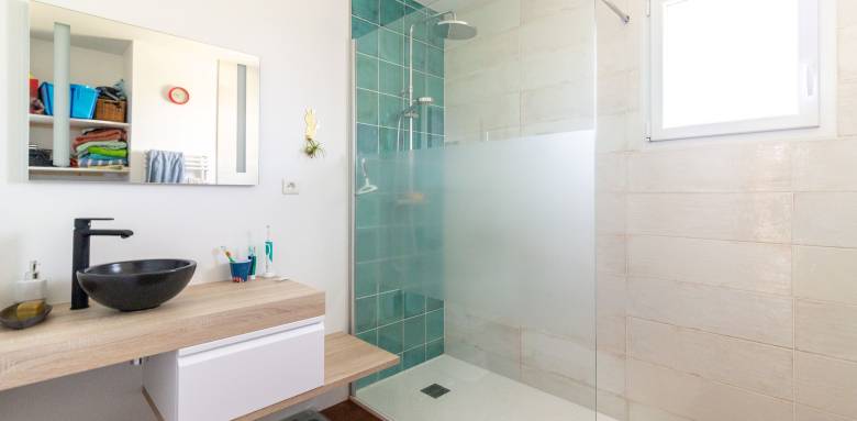 Modernisation de salle de bain avec douche de plain-pied à receveur extra-plat - Montauban 82
