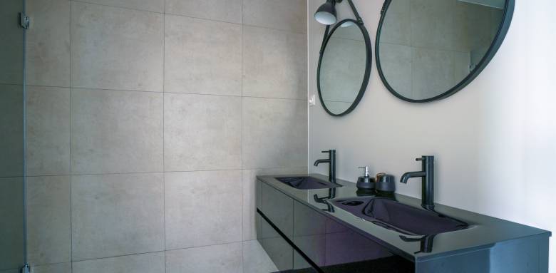 Revêtements de sol pour une salle de bain élégante à Paris 8e