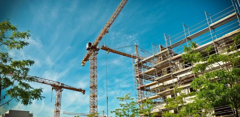 Le ravalement de façade peut aussi permettre d'améliorer les performances thermiques du bâtiment.