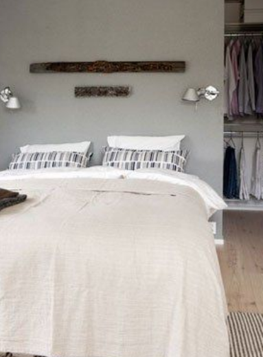 Dressing ouvert derrière lit