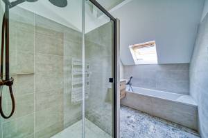 une baignoire bien adaptée à une salle de bain dans les combles