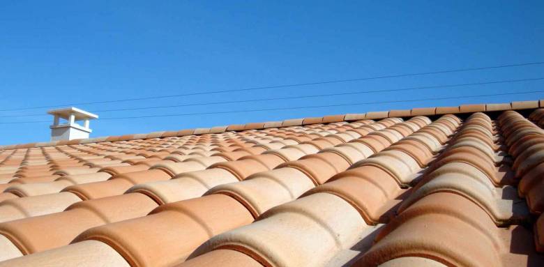 Une toiture en tuiles près de Tours.