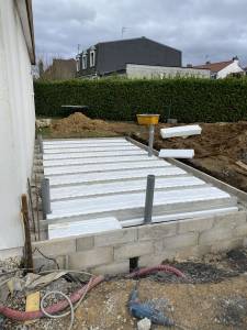 Terrassement et exécution d'une dalle isolée pour cette extension 