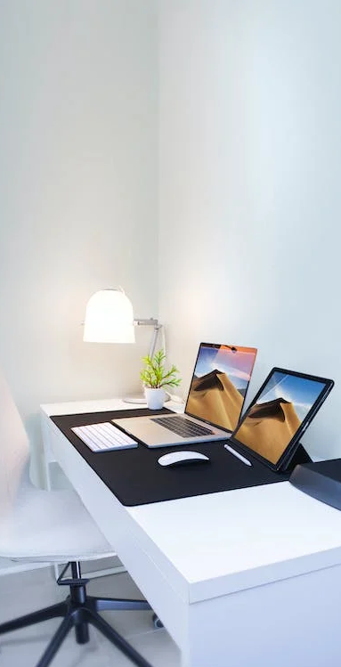 Bureau épuré laptop ouvert