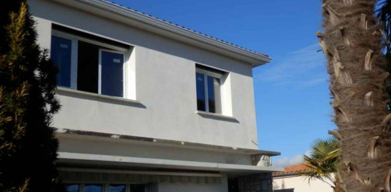 Travaux d'enduit sur une façade rénovée - Nantes 44