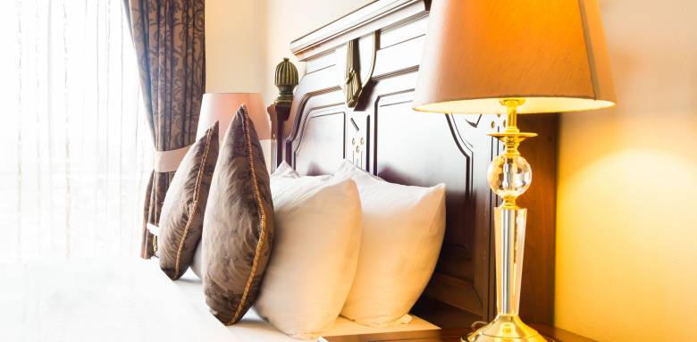 Décoration intérieure de chambre avec lampe dorée - Cholet 49