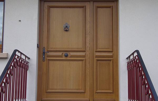 POrte d'entrée en bois massif avec contrechamps latéral massif