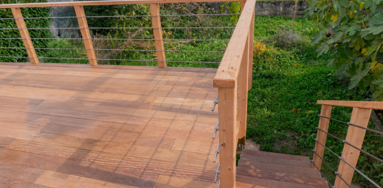 Terrasse sur pilotis idéale pour terrain en pente