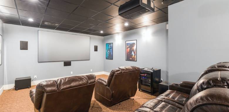 Home cinéma avec fauteuils et projecteur