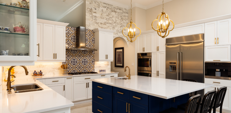 Cuisine rénovée alliant design moderne et convivialité au cœur de la maison.