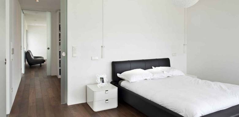 le noir et blanc dans une chambre 