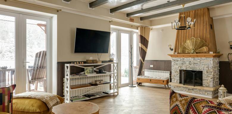 Rénovation du salon d'une vieille maison en pierres La Queue lez Yvelines