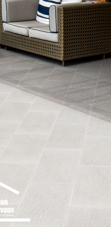 Exemple terrasse en carrelage gris clair