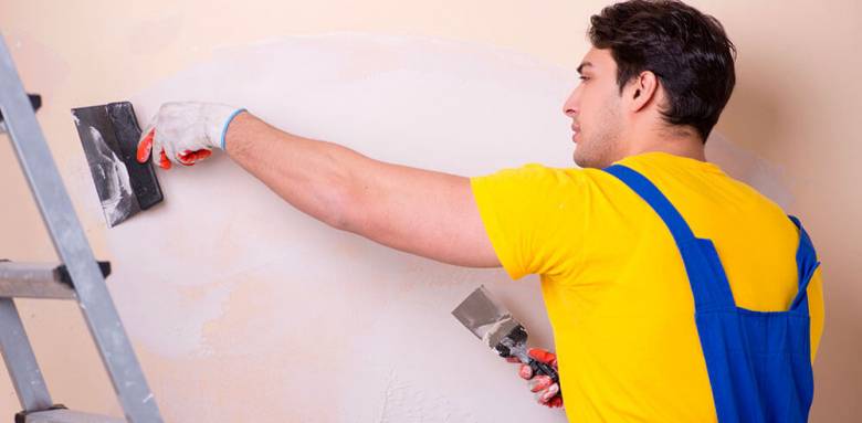 Préparer un mur avant de repeindre 