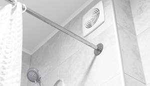 Une ventilation dans la salle de bain.