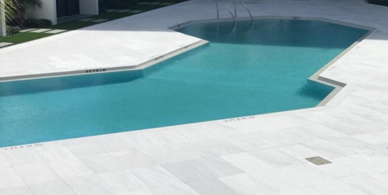 Plage de piscine en grés