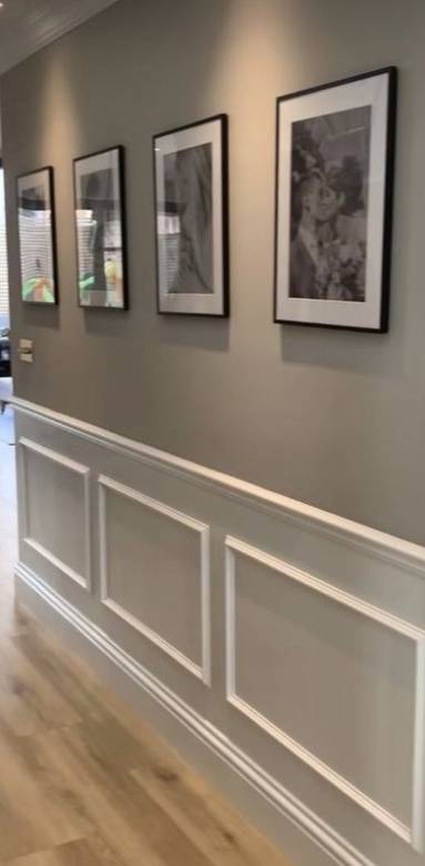 Cimaise dans un couloir