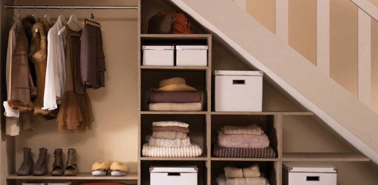 Dressing sous pente escalier
