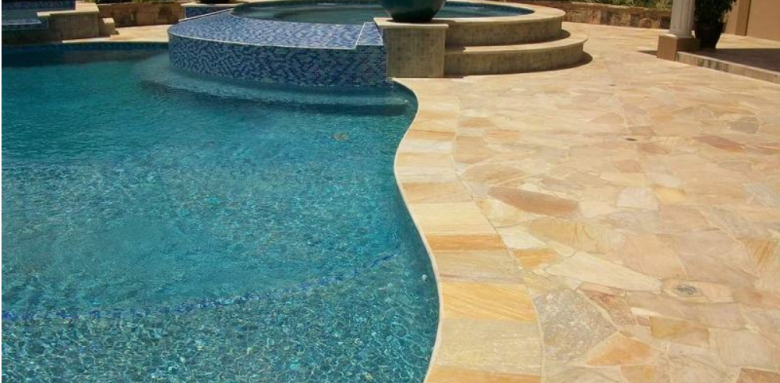 Plage de piscine en marbre