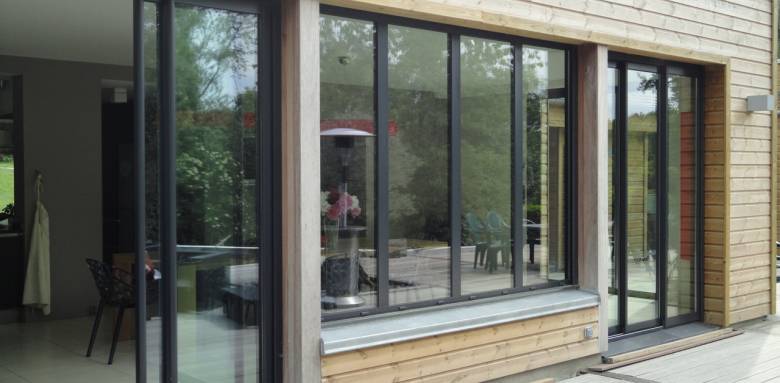 Extension en bois avec menuiserie alu noir