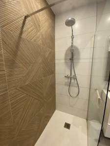 Création d'une salle de bain, carrelage texturé à La Madeleine 