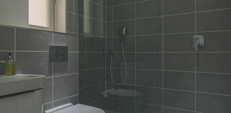 Poser du carrelage dans la salle de bain à Craponne