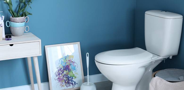 WC sur pied avec abattant connecté