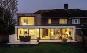 L'exemple parfait d'une surélévation moderne, ajoutant un étage supplémentaire tout en préservant le charme de la maison existante.