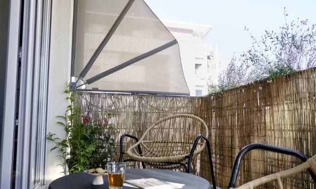 Balcon avec brise-vue en éventail