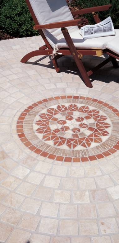 Aménagement de terrasse en pavés grès des indes  avec motif central