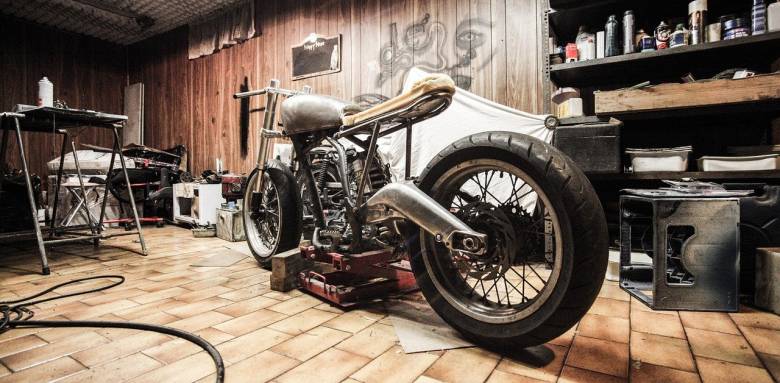 Le revêtement de sol d'un garage doit être résistant.