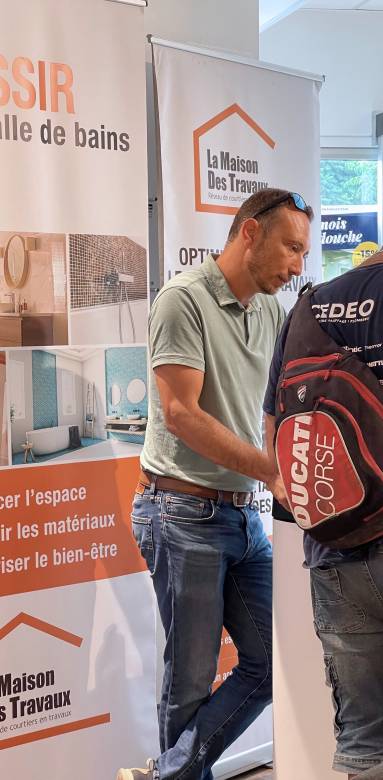 Le franchisé de Hyères présente la maison des travaux à un artisan du bâtiment de la Garde