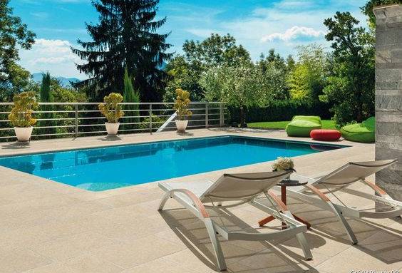 Mobilier extérieur sur la plage de piscine - Hyères 83