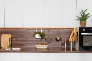 Le nouveau plan de travail,élément central de la rénovation de cuisine, allie esthétisme et praticité pour une cusine fonctionnelle et élégante.