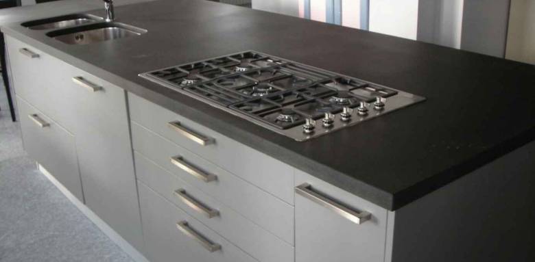 Plan de travail en granit noir, finition mate