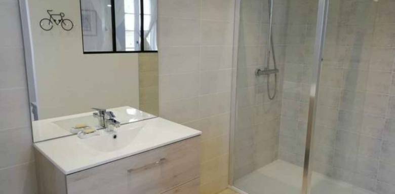 Aménagement d'une salle de bains moderne La Maison Des Travaux de Saint Germain en Laye