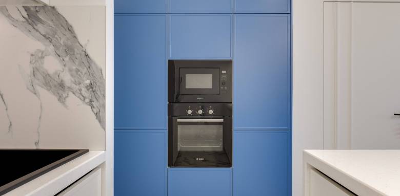 Un bleu flashy pour les façades de cette cuisine rénovée Paris Batignolles
