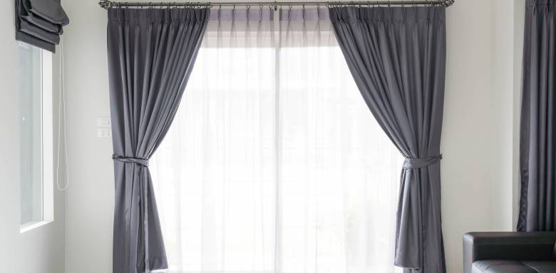 Protection solaire intérieure avec rideau occultant sombre et voilage - Nantes 44