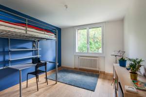 Un lit mezzanine qui permet de gagner de l'espace pour le coin bureau