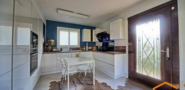 Cuisine ouverte avec sol différencié (Saintry-sur-Seine)