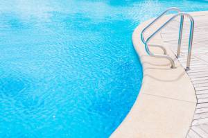 Une plage de piscine permet de profiter pleinement des journées d'été !
