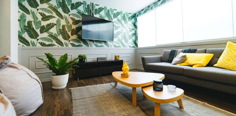 Espace salon avec papier peint jungle