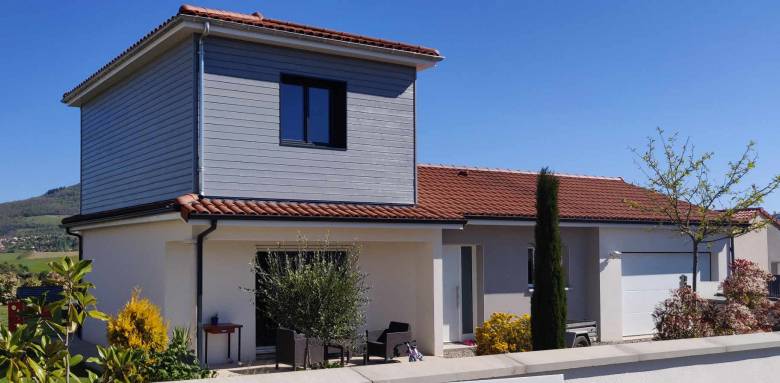 Surélévation sur le côté d'une maison