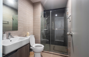 Salle de bain sans fenêtre : comment l’aménager à Val d’Europe ?