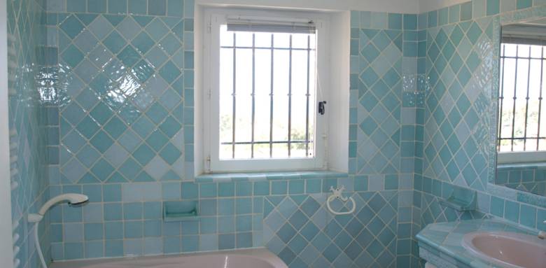 Fenêtre salle de bain avec barreaudage extérieur