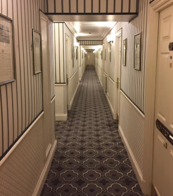 Moderniser les couloirs d’hôtel : éclairage, moquette et signalétique