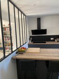 Une jolie verrière pour séparer la cuisine du salon 