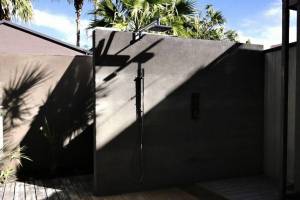 Aménager une douche extérieure pour piscine ou plage : Le guide complet